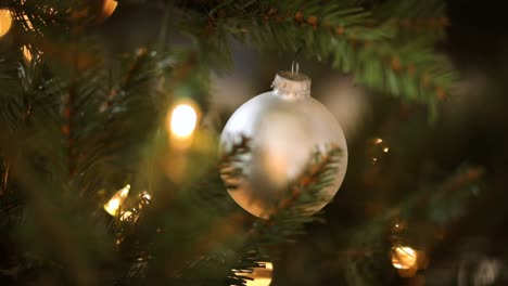 Weihnachtskonzept-Der-Weißen-Kugelverzierung-Im-Baum,-Extreme-Makronahaufnahme