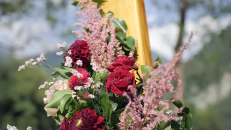Boho-Blumendekorationsdetail-Auf-Hochzeitsbogen,-Dolly-Nahaufnahme-Im-Freien,-Sonniger-Tag