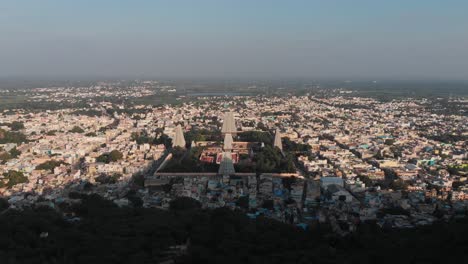 Top-Luftaufnahme-Des-Tiruvannamalai-Shiva-Tempels-In-Indien-Während-Des-Schönen-Beleuchtungstages