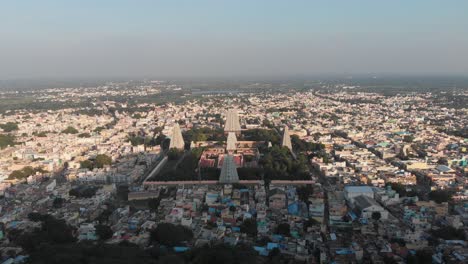Asombroso-Templo-Arunachalesvara-Parado-En-Medio-De-La-Ciudad-De-Thiruvannamalai,-India