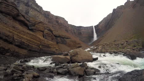 Hermosa-Cascada-Hengifoss-En-El-Este-De-Islandia---Lapso-De-Tiempo