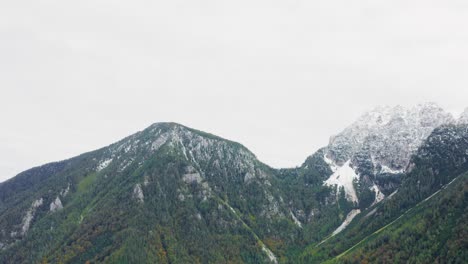 Luftschwenk-Von-Sanften-Hügeln,-Weißen-Gipfeln,-Alpen,-Zell,-Österreich