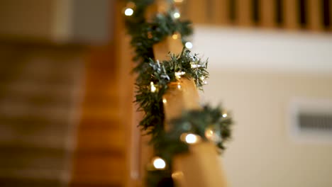 Girlande-Mit-Weihnachtsbeleuchtung-Auf-Holzgeländer-Der-Treppe-Im-Haus