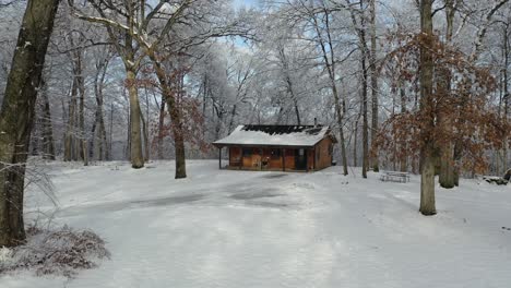 Schneefall-Mit-Blick-Auf-Den-Eingang-Der-Holzhütte,-Rückwärts-Hoher-Dolly