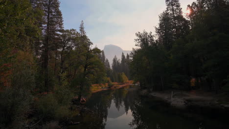 Reflexion-Der-Halbkuppel-Auf-Ruhigem-Wasser-Des-Merced-River-Im-Yosemite-nationalpark-Nach-Sonnenaufgang---Nach-Oben-Geneigter-Schuss