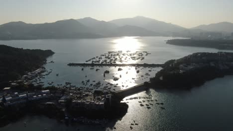 Sonnenuntergang-über-Der-Bucht-Von-Hong-Kong-Einzigartige-Landschaft-Mit-Kleinem-Bootshafen,-Luftbild