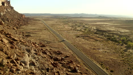 Drone-Siguiendo-La-Conducción-De-Rv-A-Través-Del-Desierto-De-Utah-En-Un-Viaje-Por-Carretera-Estadounidense,-Cerca-Del-Parque-Nacional-Canyonlands