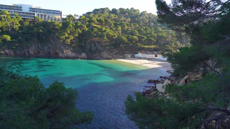 Aiguablava-Europäischer-Strand-Im-Mittelmeer-Spanien-Weiße-Häuser-Ruhiges-Meer-Türkisblau-Begur-Costa-Brava-Ibiza
