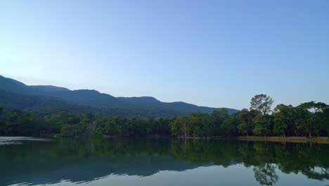 Lago-Ang-Kaew-En-La-Universidad-De-Chiang-Mai-Con-Montaña-Boscosa-Y-Cielo-Crepuscular
