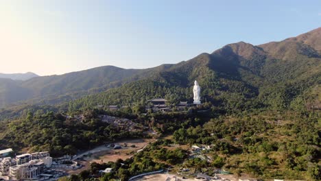 Luftaufnahme-Von-Hong-Kong-Tsz-Shan-Klostergebiet-Und-Der-Berühmten-Avalokitesvara-Guan-Yin-Statue,-Göttin-Der-Barmherzigkeit