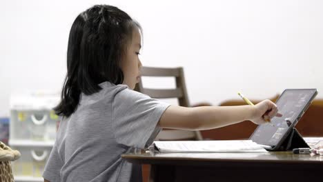 Asiatische-Kleine-Grundschülerin-Nimmt-Während-Der-Covid-19-epidemie-Zu-Hause-In-Bangkok,-Thailand,-Online-unterricht