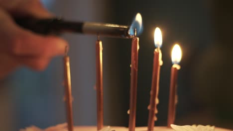 Encendiendo-5-Velas-De-Cumpleaños-En-Un-Pastel