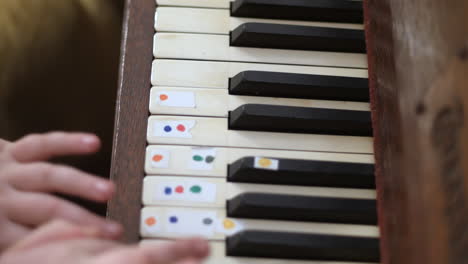 Draufsicht-Auf-Die-Finger-Eines-Jungen-Mädchens,-Während-Sie-Klavier-Spielen-Lernt