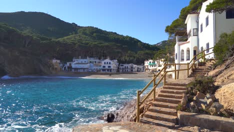 Europäischer-Strand-Im-Mittelmeer-Spanien-Weiße-Häuser-Ruhiges-Meer-Türkisblau-Begur-Costa-Brava-Ibiza-Sa-Thunfisch-Aiguablava