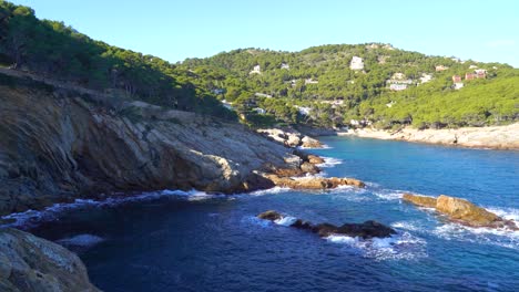 Aguafreda-Aguablava-Europäischer-Strand-Im-Mittelmeer-Spanien-Ruhiges-Meer-Türkisblau-Begur-Costa-Brava-Ibiza
