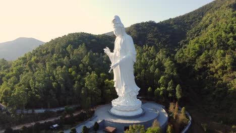 Luftaufnahme-Des-Klosters-Tsz-Shan-In-Hongkong-Und-Der-Berühmten-Statue-Avalokitesvara-Guan-Yin,-Göttin-Der-Barmherzigkeit