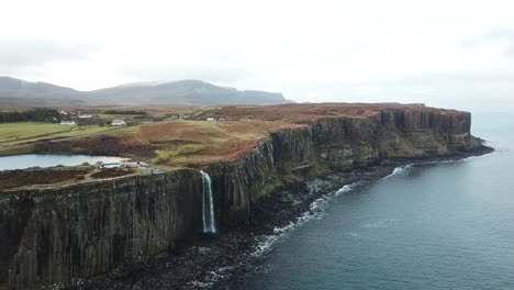 Riesiger-Wasserfall-über-Eine-Felsige-Klippe-In-Den-Atlantik-Bei-Kilt-Rock-Isle-Of-Skye,-Schottland