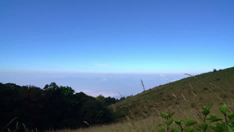 Hermosa-Capa-De-Montaña-Con-Nubes-Y-Cielo-Azul-En-El-Sendero-Natural-Kew-Mae-Pan-En-Chiang-Mai,-Tailandia