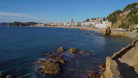 Lloret-De-Mar-Europäischer-Strand-Im-Mittelmeer-Spanien-Weiße-Häuser-Ruhiges-Meer-Türkisblau-Begur-Costa-Brava-Ibiza