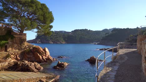 Fornells-Aiguablava-Europäischer-Strand-Im-Mittelmeer-Spanien-Weiße-Häuser-Ruhiges-Meer-Türkisblau-Begur-Costa-Brava-Ibiza