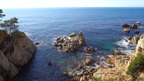 Europäischer-Strand-Im-Mittelmeer-Spanien-Weiße-Häuser-Ruhiges-Meer-Türkisblau-Begur-Costa-Brava-Ibiza-Lloret-De-Mar