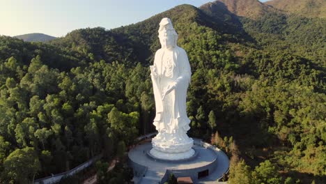 Vista-Aérea-Del-Monasterio-De-Hong-Kong-Tsz-Shan-Y-La-Famosa-Estatua-De-Avalokitesvara-Guan-Yin,-Diosa-De-La-Misericordia