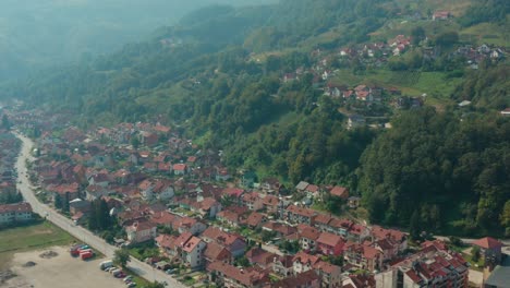 Luftaufnahme-Des-Stadtbildes-Mit-üppigem-Laub-Und-Vegetation-In-Ivanjica,-Serbien---Luftdrohnenaufnahme