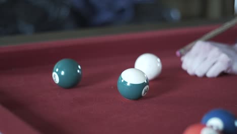 Den-Weißen-Ball-Auf-Einem-Snooker-Tisch-Schlagen