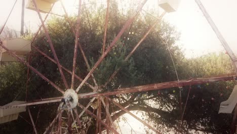 Steigende-Antenne-über-Einem-Verlassenen-Riesenrad-Auf-Einem-Hügel-Mit-Palmen