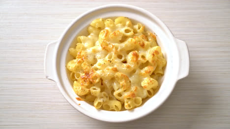 mac-and-cheese,-macaroni-pasta-in-cheesy-sauce---American-style