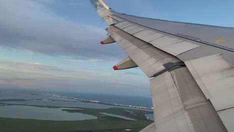 Bei-Sonnenuntergang-über-Cancun-Fliegen