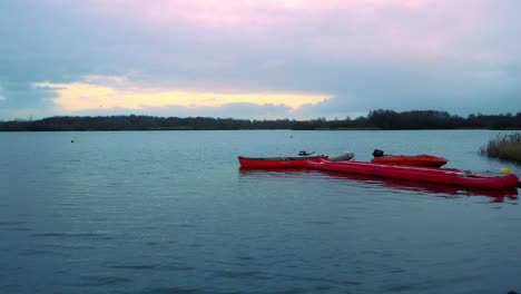 Mit-Blick-Auf-Das-Rote-Kanu-kajak-Auf-Dem-Kalten-See-Bei-Sonnenuntergang-Und-Sonnenaufgang