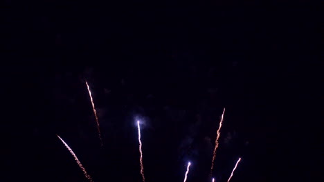 Buntes-Feuerwerk-Am-Schwarzen-Nachthimmel