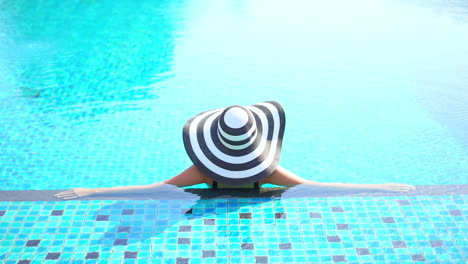 Glamour-Female-With-Summer-Hat-in-Swimming-Pool,-Fashion-Concept,-Slow-Motion