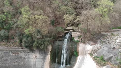 Luftaufnahmen-Eines-Wasserfalls-In-Einem-Stausee-In-Katalonien