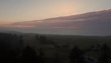 Dramatischer-Sonnenuntergang-über-Dem-Golfplatz-Der-Schaffarm-Bandon-Dunes-In-Oregon