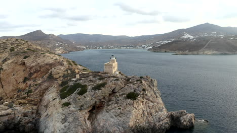 Drohnen-Luftaufnahmen-Vom-Vorbeiflug-An-Einem-Leuchtturm-Im-Mittelmeer-Auf-Der-Insel-Ios,-Griechenland