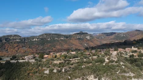 Luftaufnahmen-Von-Tavertet-Klippen-Und-Landschaften-In-Katalonien