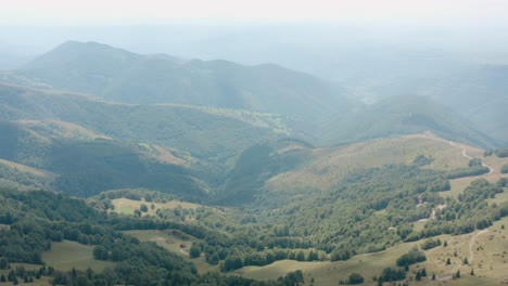 Luftaufnahme-Des-Malerischen-Nebligen-Tals-Unter-Berghügeln-In-Der-Landschaft-Serbiens-In-Der-Sommersaison,-Drohnenaufnahme