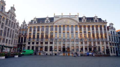 Empty-Grand-Place-of-Brussels,-Belgium,-forward-moving-camera-on-a-summer-morning