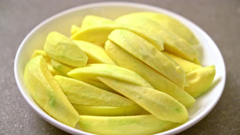 fresh-green-and-golden-mango-sliced-on-plate
