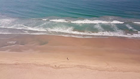 Vista-De-ángulo-Alto-De-Una-Sola-Persona-Caminando-Sobre-Una-Gran-Playa