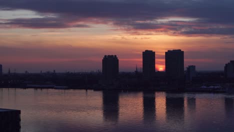 Silhouette-Von-Hochhäusern-Bei-Sonnenuntergang-Mit-Reflexionen-Im-Delaware-River---Breite-Statik