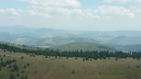 Hermosas-Colinas,-Bosques-Y-Prados-En-La-Montaña-Golija-En-Serbia-En-La-Mañana-Nublada