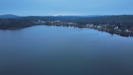 Luftaufnahmen,-Die-Sich-Kurz-Nach-Sonnenuntergang-Einer-Kleinen-Seestadt-In-Amerika-Nähern