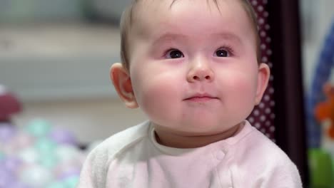 Foto-De-Retrato-De-Un-Lindo-Bebé-Asiático-Que-Muestra-Una-Pequeña-Sonrisa-Como-Expresión-Facial