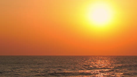 Herrlicher-Goldener-Sonnenuntergang-über-Dem-Ozean