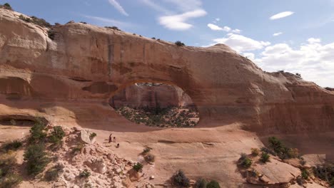 Picturesque-View-Of-Wilson-Arch-In-Moab,-Utah---Tourist-Attraction-In-The-USA---panning-shot