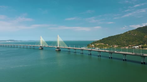 Panorama-Luftaufnahme-Entlang-Der-Brücke-über-Dem-Tropischen-Ozean,-In-Laguna,-Santa-Catarina,-Brasilien