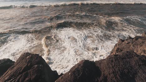Wellen,-Die-An-Der-Felsigen-Küste-Zusammenbrechen